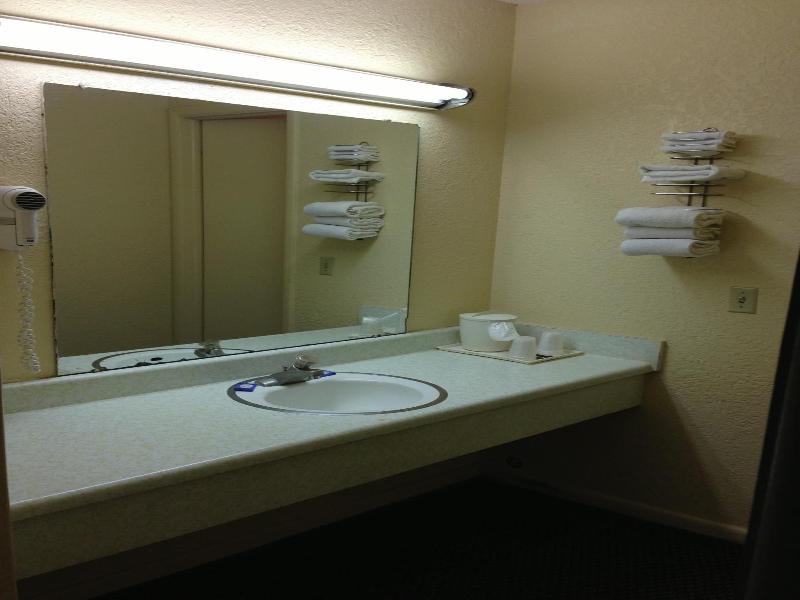 Super 7 Inn Siloam Springs image