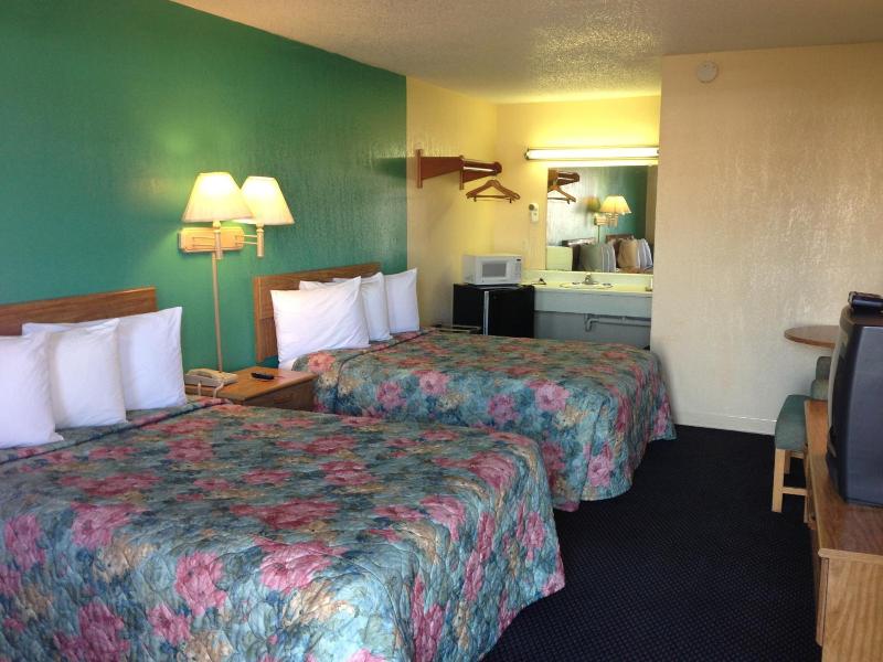 Super 7 Inn Siloam Springs image