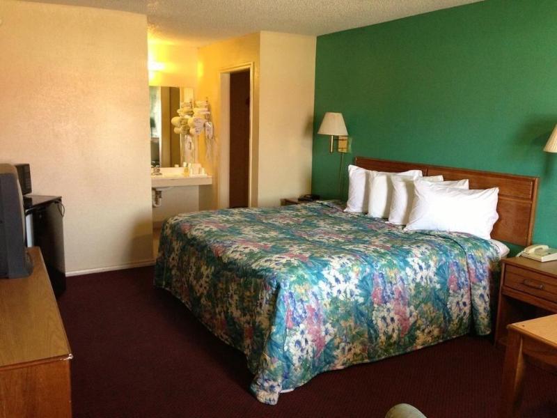 Super 7 Inn Siloam Springs image