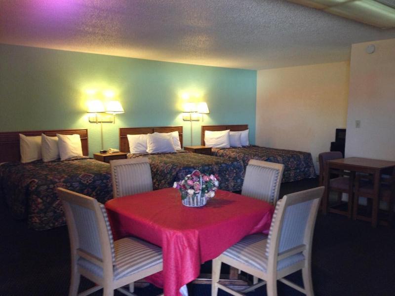 Super 7 Inn Siloam Springs image
