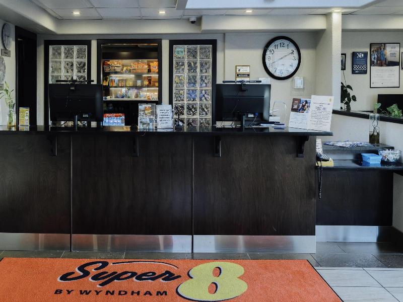Super 8 By Wyndham Grande Prairie image