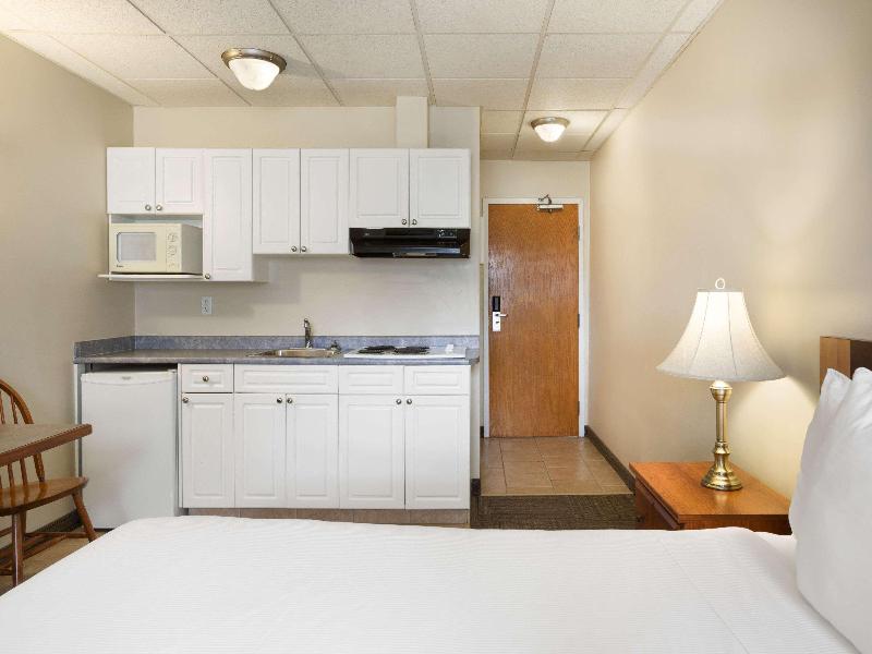 Days Inn By Wyndham Hinton image
