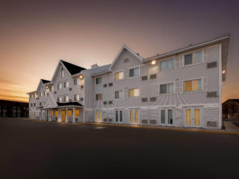 Travelodge Suites by Wyndham Regina/Eastgate Bay image