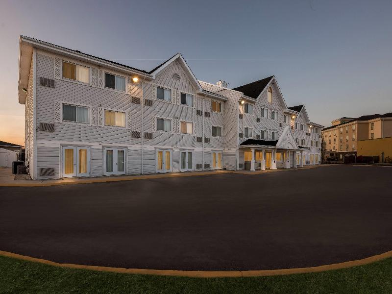 Travelodge Suites by Wyndham Regina/Eastgate Bay image