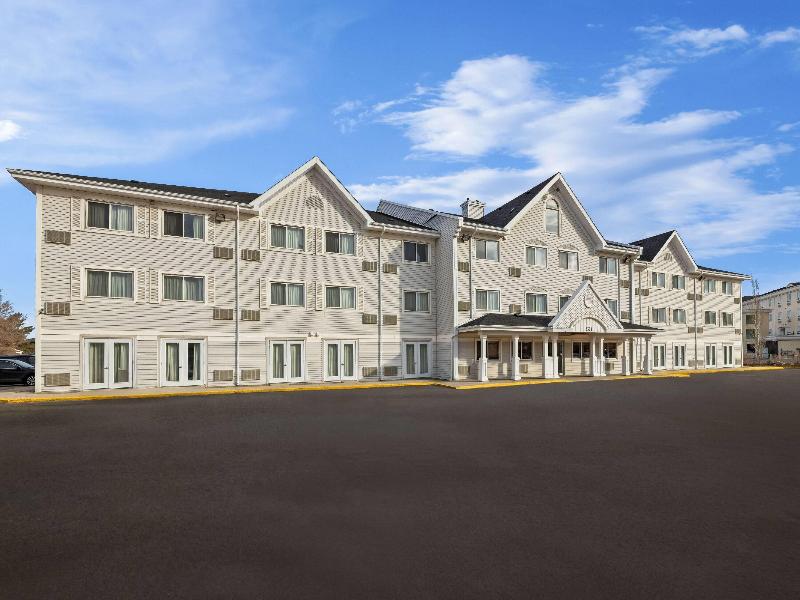 Travelodge Suites by Wyndham Regina/Eastgate Bay image