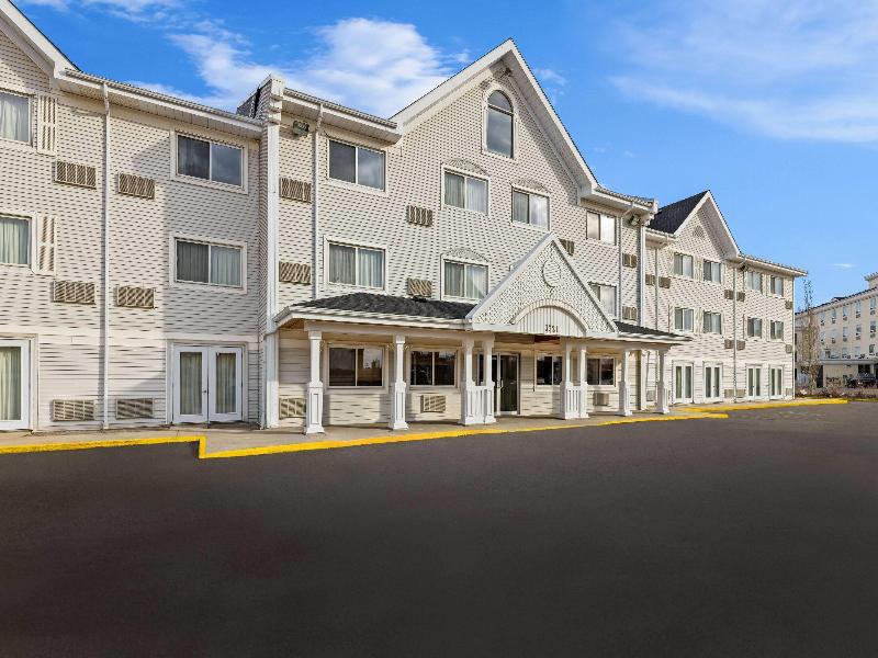 Travelodge Suites by Wyndham Regina/Eastgate Bay image