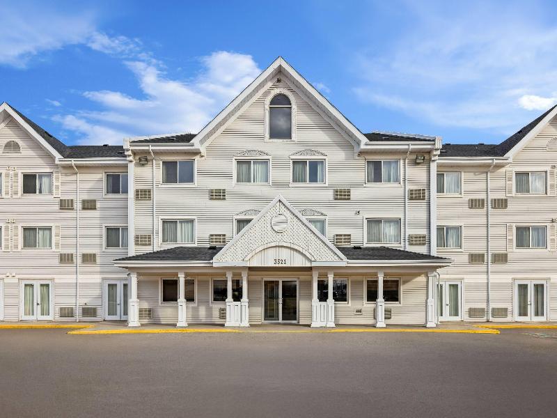 Travelodge Suites by Wyndham Regina/Eastgate Bay image