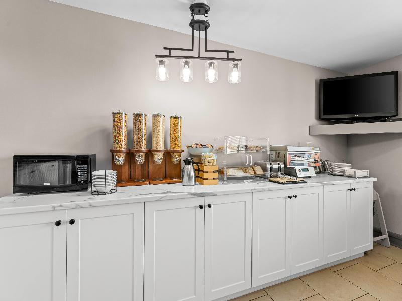 Travelodge Suites by Wyndham Regina/Eastgate Bay image