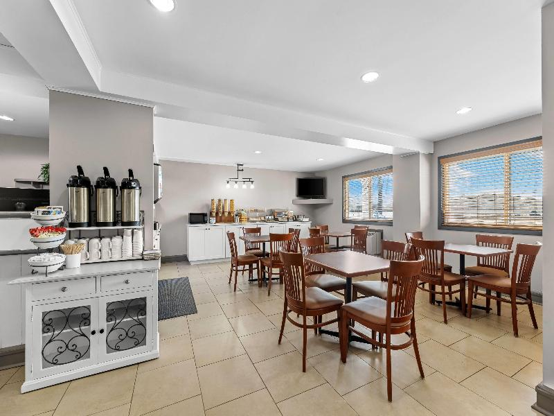 Travelodge Suites by Wyndham Regina/Eastgate Bay image