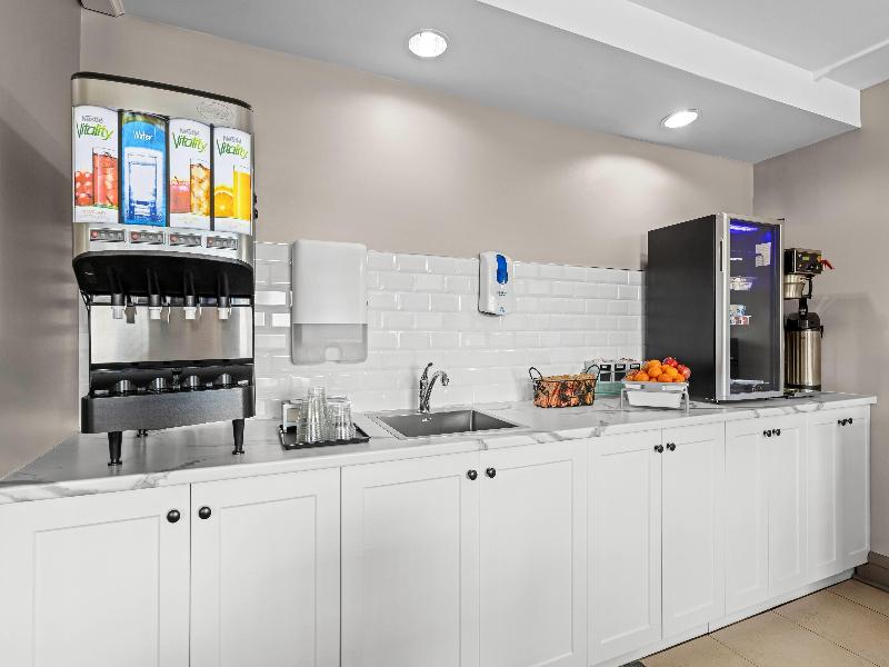 Travelodge Suites by Wyndham Regina/Eastgate Bay image