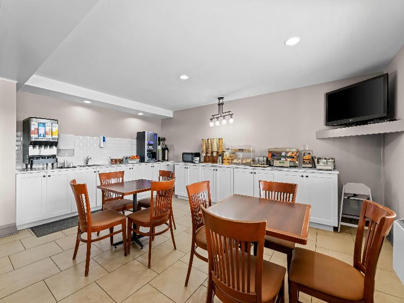 Travelodge Suites by Wyndham Regina/Eastgate Bay image
