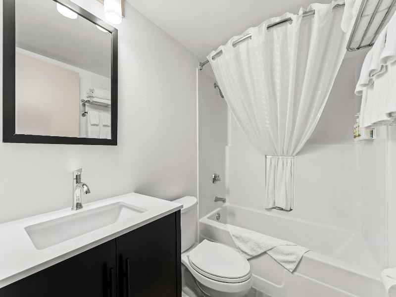 Travelodge Suites by Wyndham Regina/Eastgate Bay image