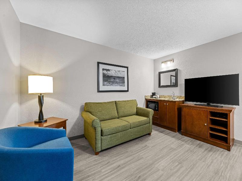 Travelodge Suites by Wyndham Regina/Eastgate Bay image