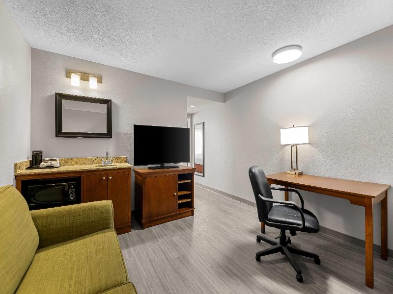 Travelodge Suites by Wyndham Regina/Eastgate Bay image