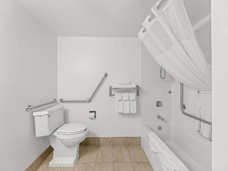 Travelodge Suites by Wyndham Regina/Eastgate Bay image