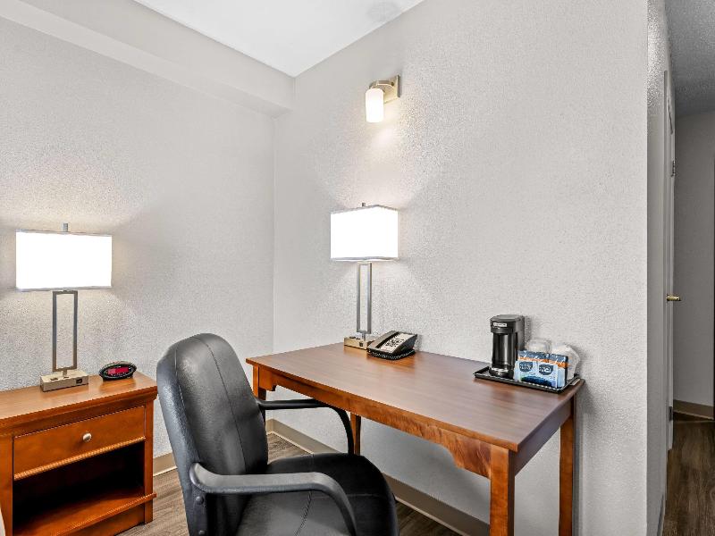 Travelodge Suites by Wyndham Regina/Eastgate Bay image