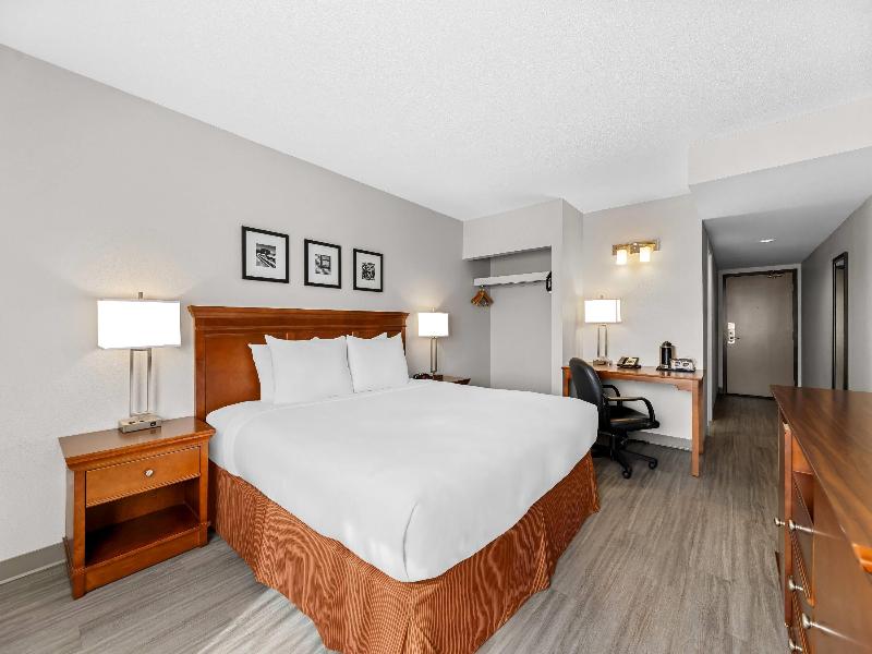 Travelodge Suites by Wyndham Regina/Eastgate Bay image