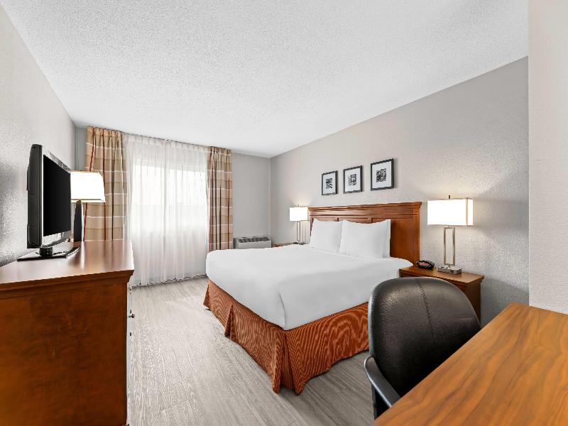 Travelodge Suites by Wyndham Regina/Eastgate Bay image