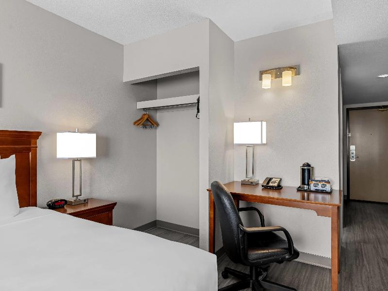 Travelodge Suites by Wyndham Regina/Eastgate Bay image