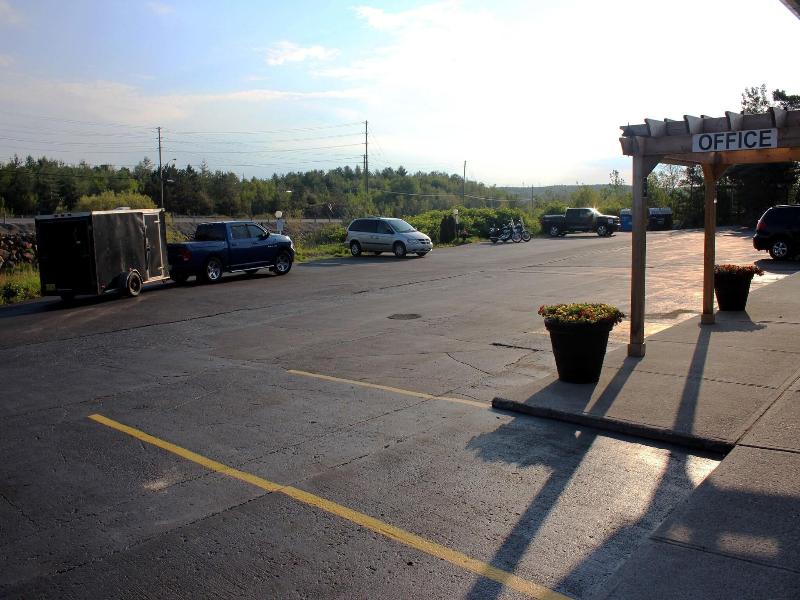 Moonlight Inn & Suites