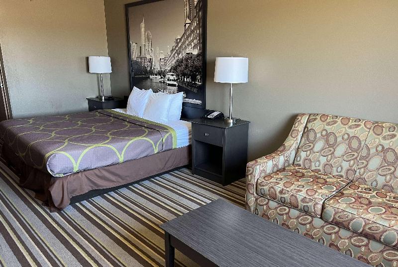 Super 8 by Wyndham Yorkville image