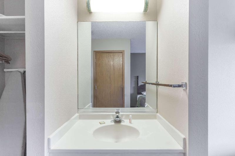 Super 8 by Wyndham Yorkville image