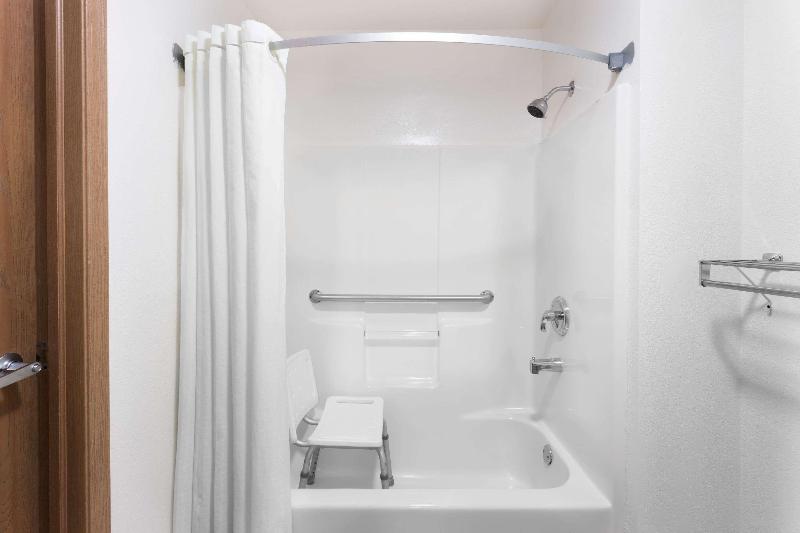 Super 8 by Wyndham Yorkville image