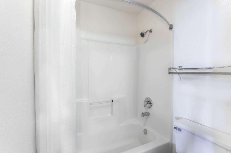 Super 8 by Wyndham Yorkville image