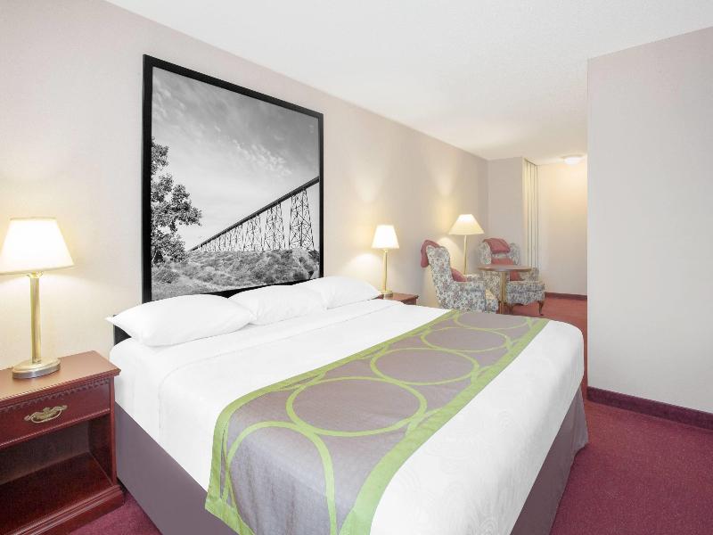 Super 8 by Wyndham Lethbridge image
