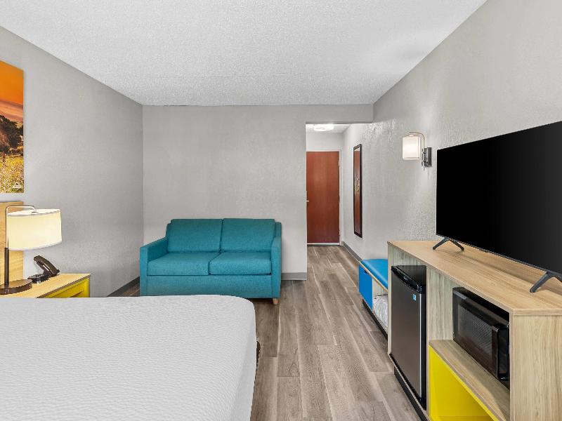 Days Inn By Wyndham Lisbon image
