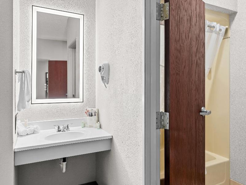 Days Inn By Wyndham Lisbon image