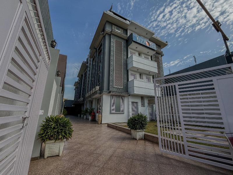 Hotel Bizzotel Gurgaon image