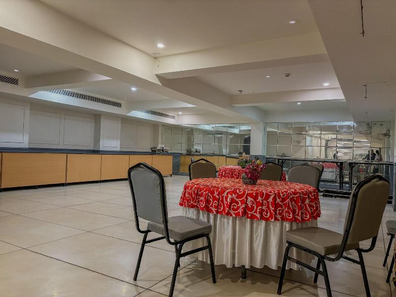 Hotel Bizzotel Gurgaon image