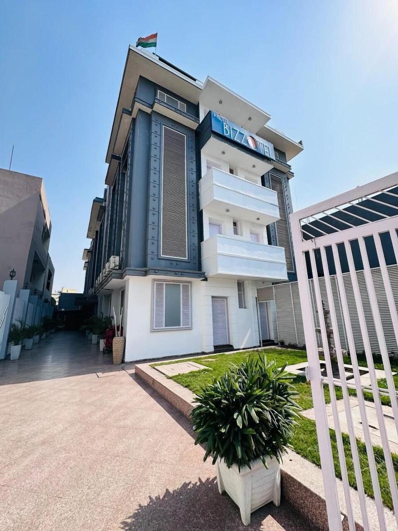 Hotel Bizzotel Gurgaon image