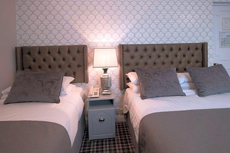 Dooly's Hotel