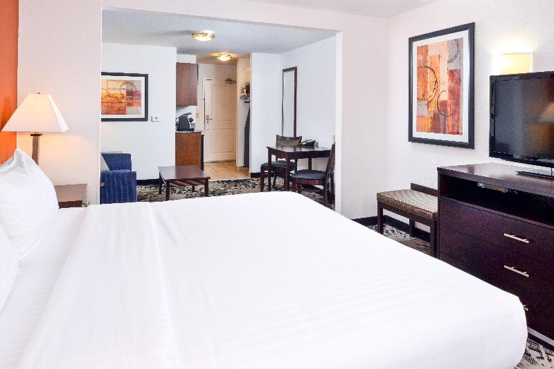 Holiday Inn Express & Suites Greenfield image