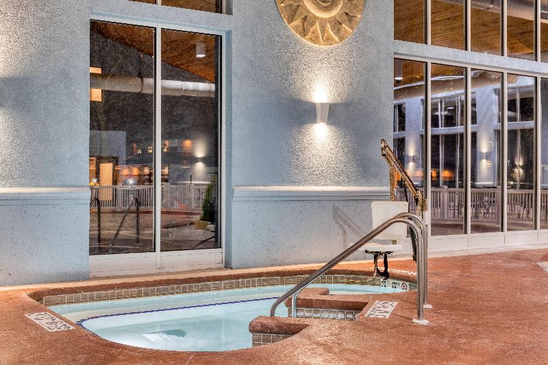 Holiday Inn Express Hotel & Suites Green Bay East image