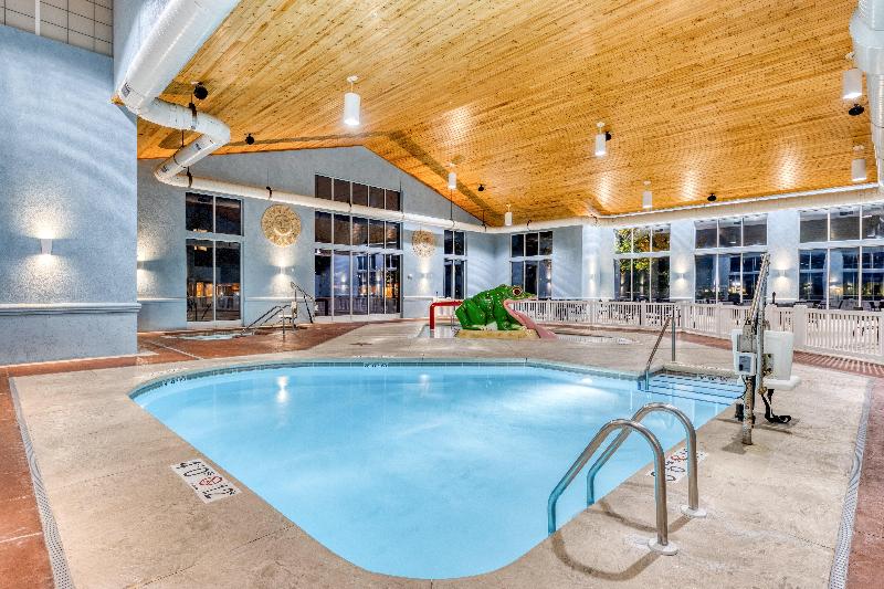 Holiday Inn Express Hotel & Suites Green Bay East image