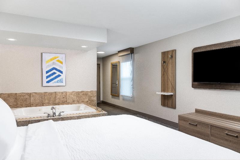 Holiday Inn Express Hotel & Suites Green Bay East image