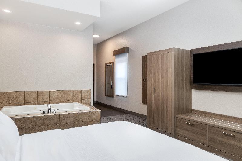 Holiday Inn Express Hotel & Suites Green Bay East image