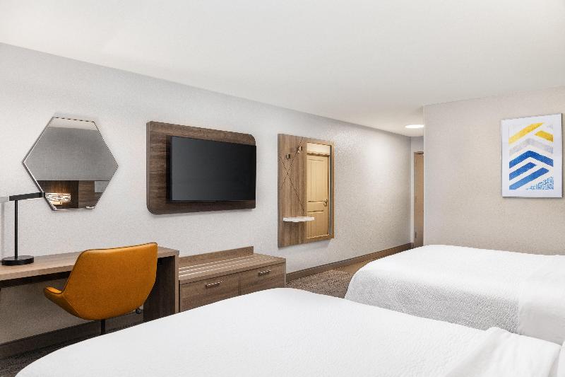 Holiday Inn Express Hotel & Suites Green Bay East image
