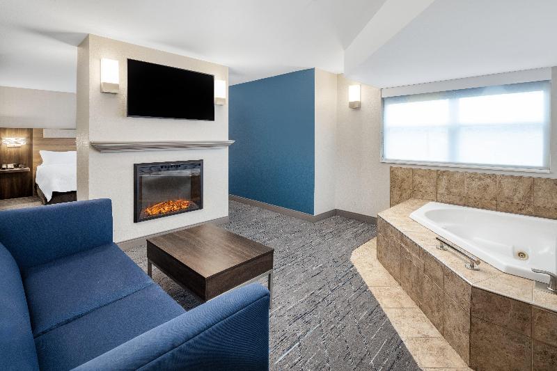 Holiday Inn Express Hotel & Suites Green Bay East image