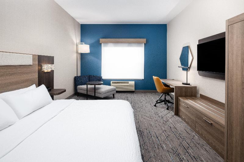Holiday Inn Express Hotel & Suites Green Bay East image