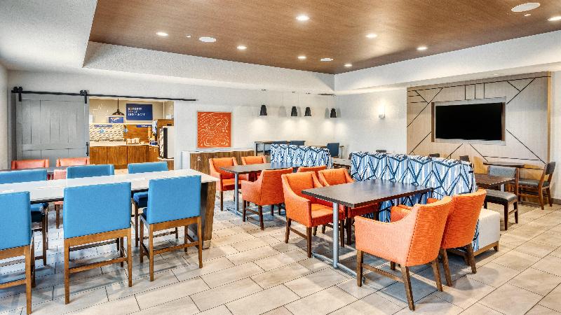 Holiday Inn Express Hotel & Suites Green Bay East image