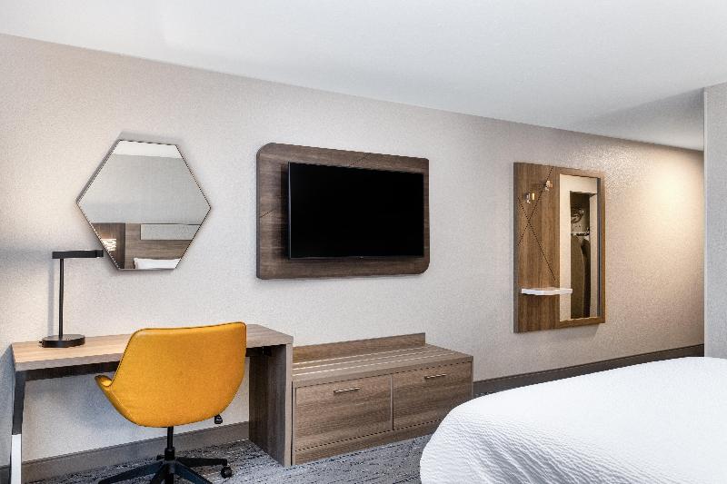 Holiday Inn Express Hotel & Suites Green Bay East image