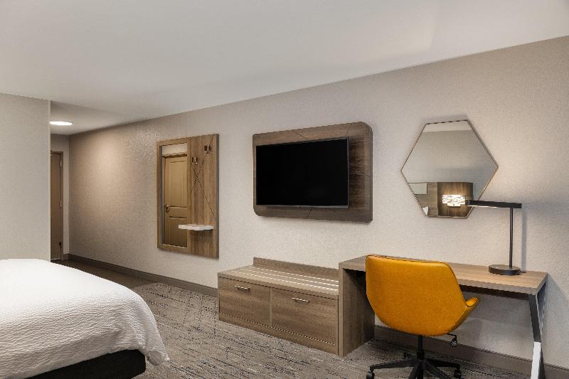 Holiday Inn Express Hotel & Suites Green Bay East image