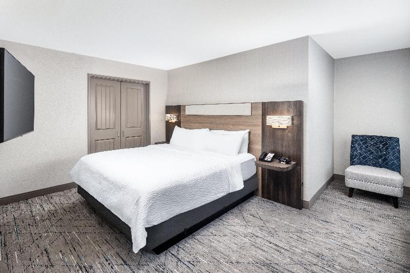 Holiday Inn Express Hotel & Suites Green Bay East image