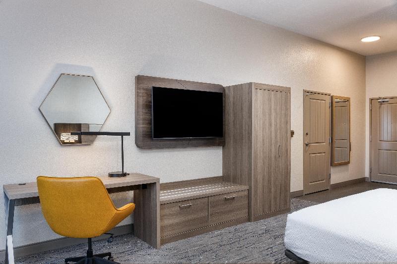 Holiday Inn Express Hotel & Suites Green Bay East image