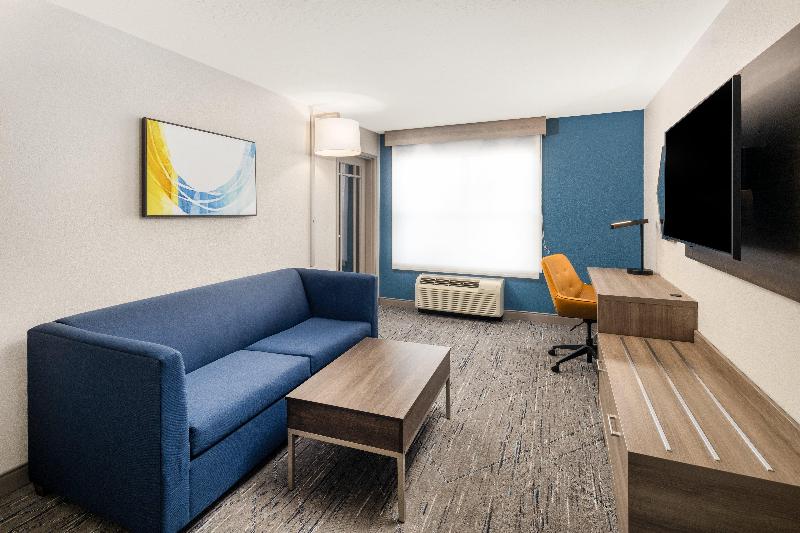 Holiday Inn Express Hotel & Suites Green Bay East image