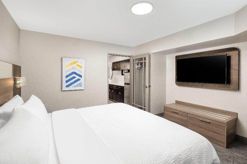 Holiday Inn Express Hotel & Suites Green Bay East image